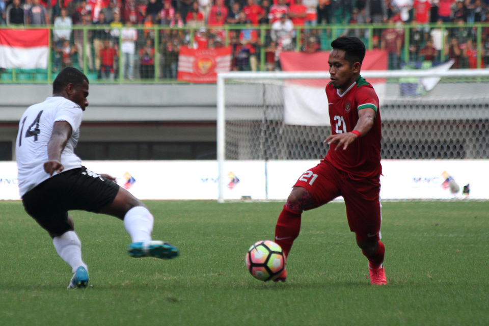 The Asian Football Confederation, or AFC, has sent condolences to a supporter who was killed by a stray firework during a friendly match between Indonesia and Fiji over the weekend.(Antara Photo/Risky Andrianto)