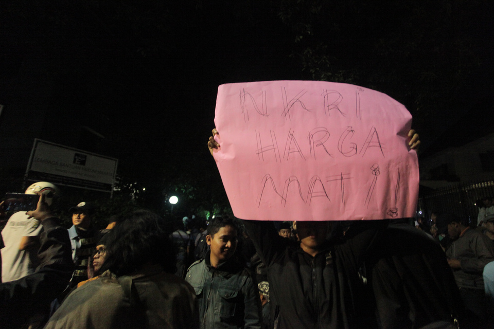 Hundreds of anticommunist demonstrators surrounded the Indonesian Legal Aid Foundation, or YLBHI, office in Central Jakarta on Sunday night (17/09) and early Monday morning, to protest a meeting taking place inside the building. (Antara Photo/Muhammad Adimaja)