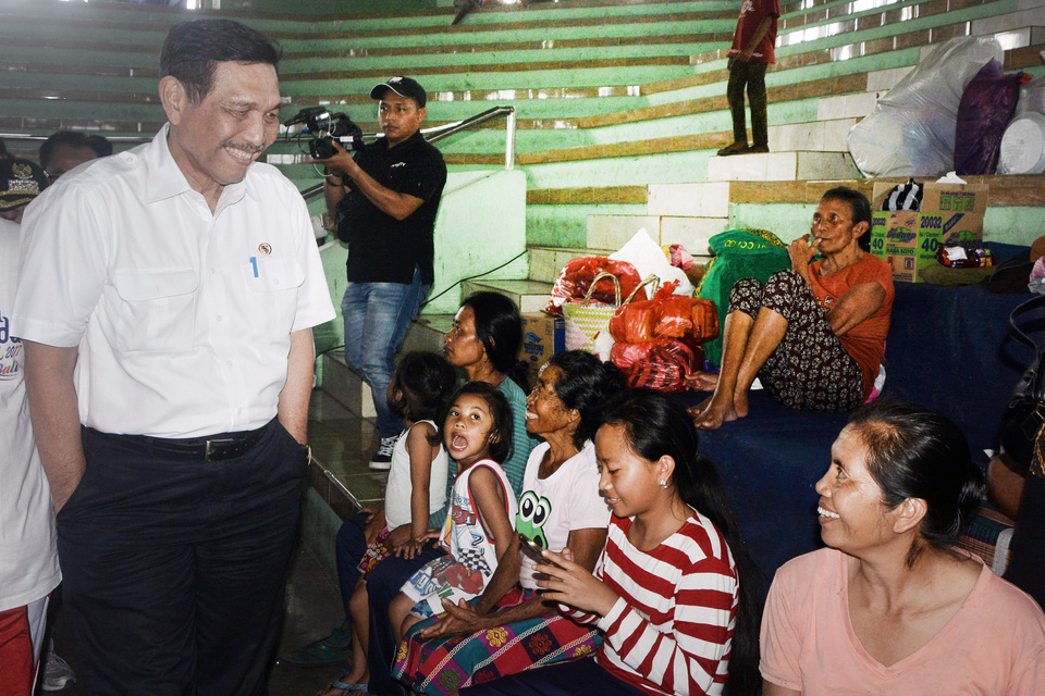 Coordinating Maritime Affairs Minister Luhut Binsar Pandjaitan visited evacuation sites in Bali on Sunday (24/09). (Antara Photo/Fikri Yusuf)
