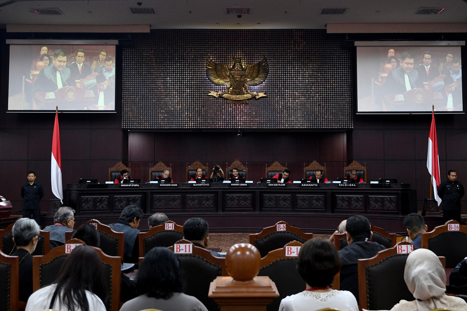 The Constitutional Court ruled on Thursday (14/12) that coworkers cannot be prohibited from getting married. (Antara Photo/Sigid Kurniawan)