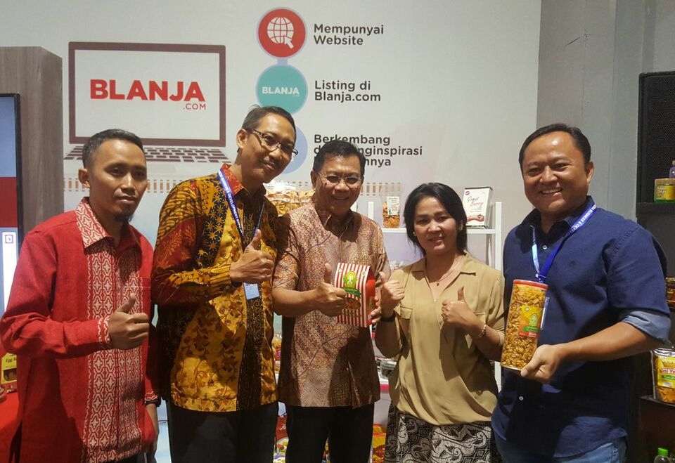 Telkom's Wholesale & International Service Director Abdus Somad Arief (second from right) with the Special Staff of SOE Ministry of SOEs (RKB) Asmawi Syam (middle) and Chairman of Implementing Forum of Tri Gunadi RKB (far right) while visiting Harjuanto Belimbing UMKM booth far left) at Creative House of SOEs at IBD Expo, Thursday (9/21) in Jakarta