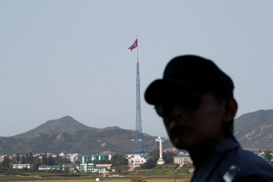 North Korea said it will release a South Korean fishing boat on Friday (27/10) after it was found illegally fishing in North Korean waters six days ago, state news agency KCNA said, as US Defense Secretary Jim Mattis flew into Seoul for defense talks. (Reuters Photo/Kim Hong-ji)