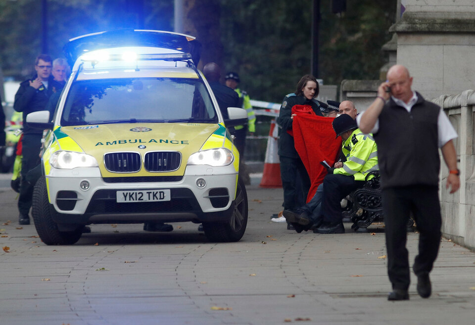 Emergency services personnel help a person with a bandaged ankle near the Natural History Museum, after a car mounted the pavement, in London, Britain October 7, 2017.  (Reuters Photo/Peter Nicholls)
