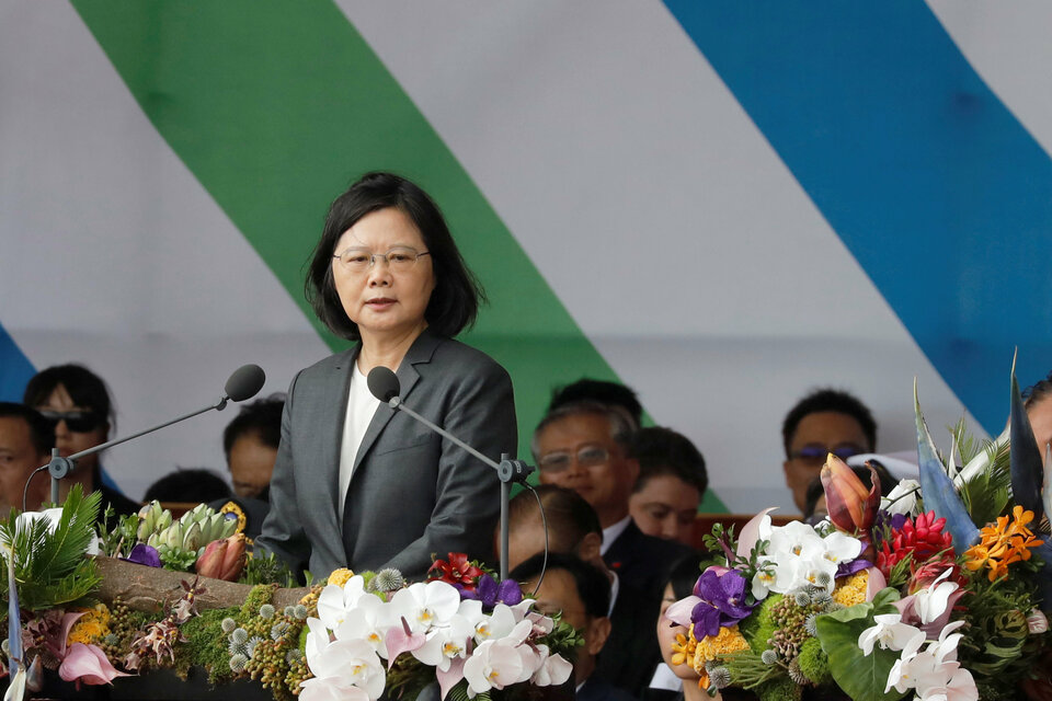 President Tsai Ing-wen vowed on Tuesday (10/10) to defend Taiwan's freedom and democracy amid growing pressure from giant neighbor China, using a National Day speech to warn that the self-ruled island would not bow to pressure.  (Reuters Photo/Tyrone Siu)