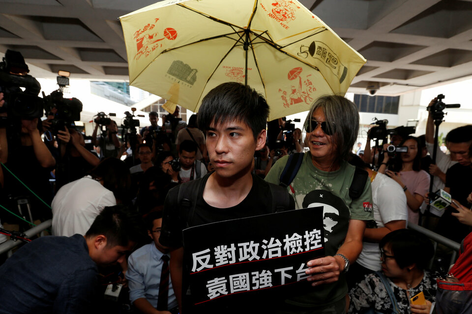 A Hong Kong court found nine pro-democracy activists guilty of criminal contempt of court on Friday (13/10) for refusing to leave a protest site during the 2014 'Occupy' demonstrations, which brought major roads in the city to a halt. (Reuters Photo/Bobby Yip)