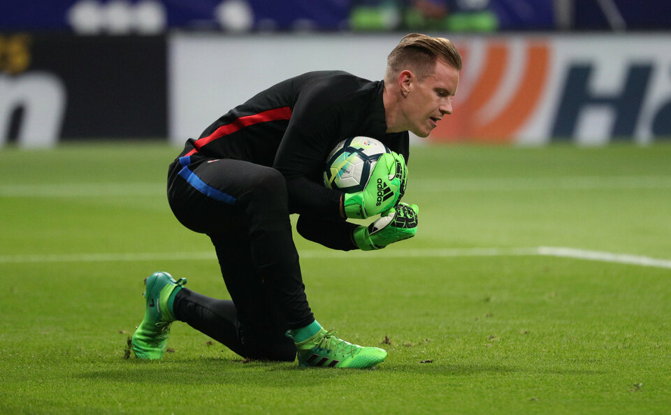 Barcelona goalkeeper Marc-André ter Stegen is so highly regarded at the club for his outstanding footwork but on Saturday (28/10) he demonstrated he is also a top-class shot stopper in a decisive display his side's 2-0 win at Athletic Bilbao. (Reuters Photo/Sergio Perez)