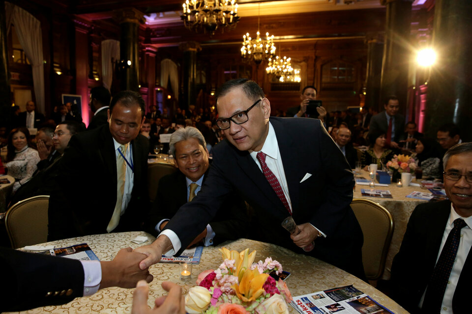 Bank Indonesia Governor Agus Martowardojo is congratulated after receiving the East Pacific Governor of the Year award from GlobalMarkets newspaper in Washington, D.C., on Saturday (14/10). (Reuters Photo/Yuri Gripas)