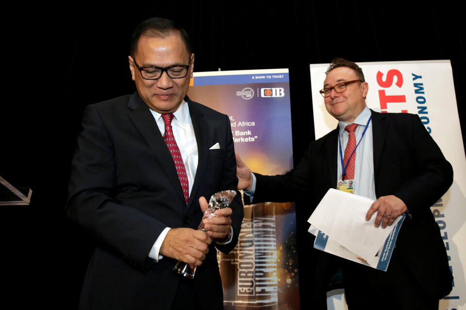 Bank Indonesia Governor Agus Martowardojo, left, was given the Global Market annual award for Best Governor at the IMF-World Bank annual meetings in Washington on Oct. 14, 2017. (Reuters Photo/Yuri Gripas)