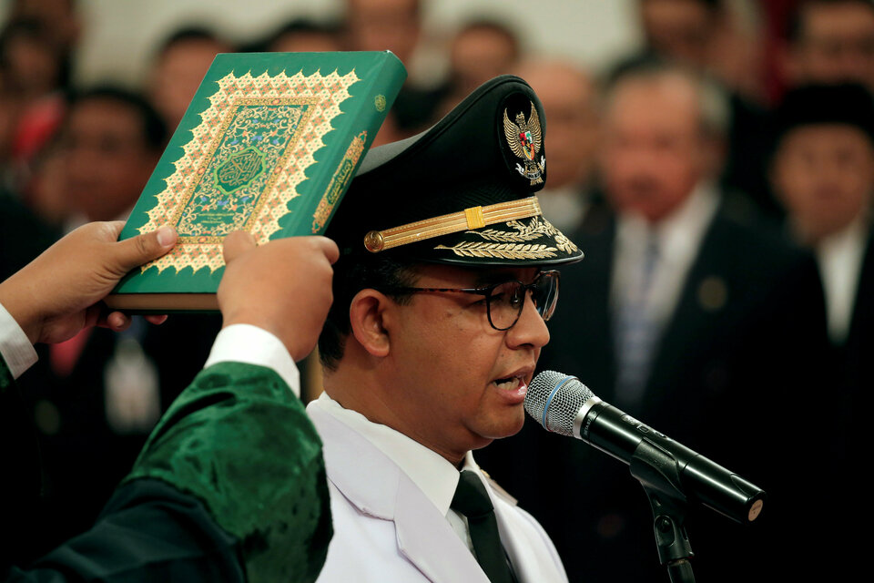 Jakarta Governor Anies Baswedan takes the oath of office at the State Palace in Jakarta on Monday (16/10). (Reuters Photo/Beawiharta)