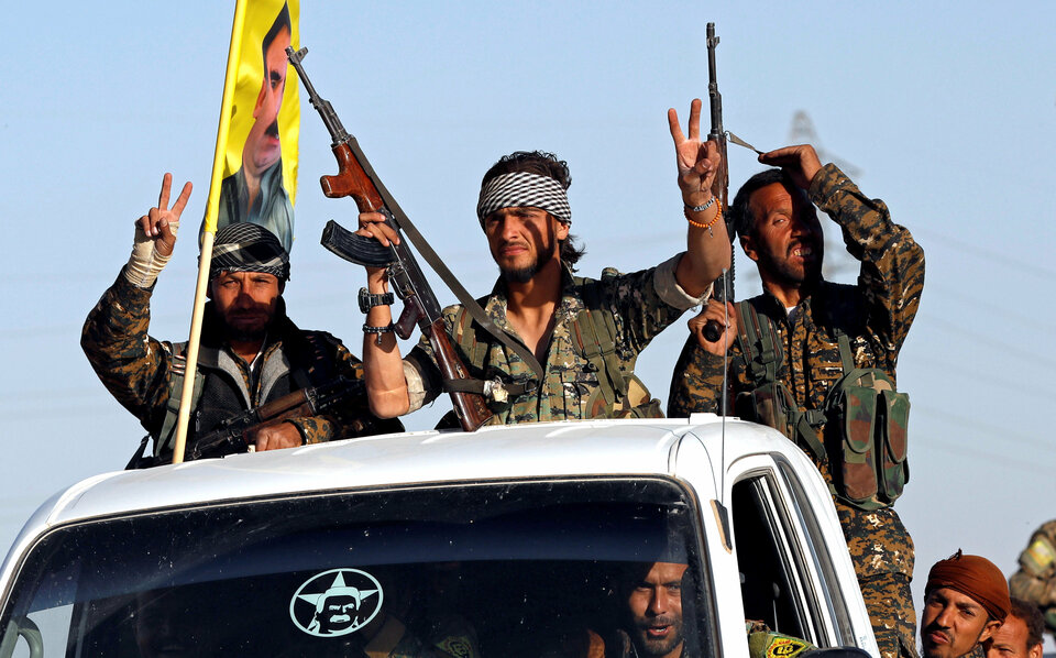 Fighters of Syrian Democratic Forces make the V-sign as their convoy passes in Ain Issa, Syria October 16, 2017.  (Reuters Photo/Erik De Castro)