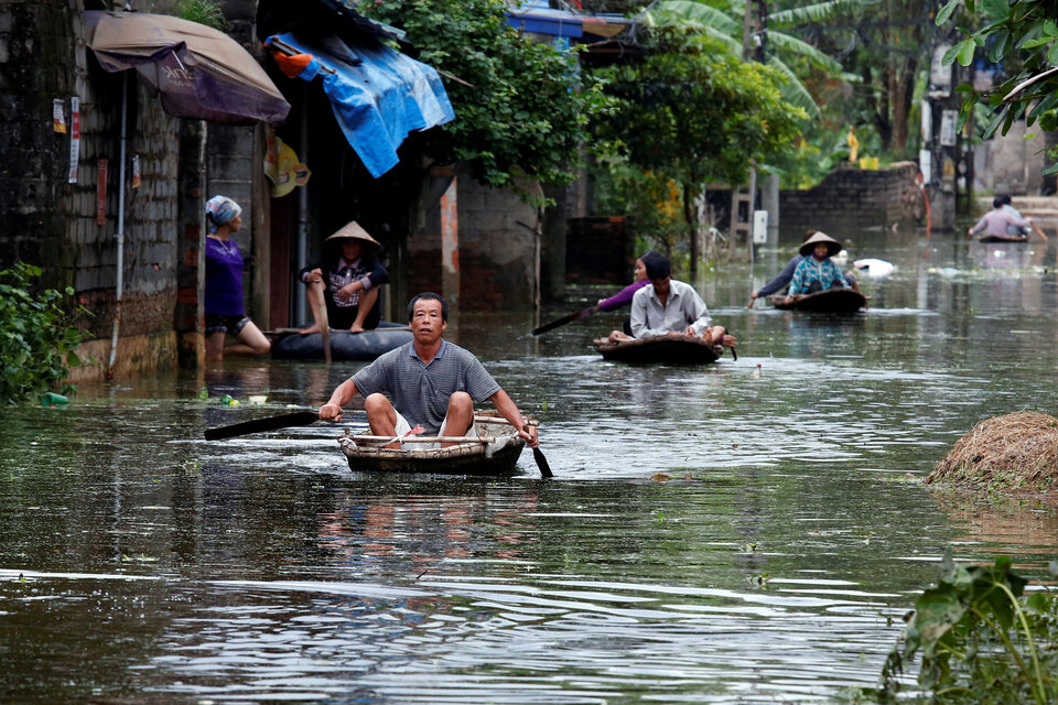Residents paddle boats, in a flooded village, after heavy rain, caused by a tropical depression in Hanoi, Vietnam October 17, 2017. (Reuters Photo/Kham)