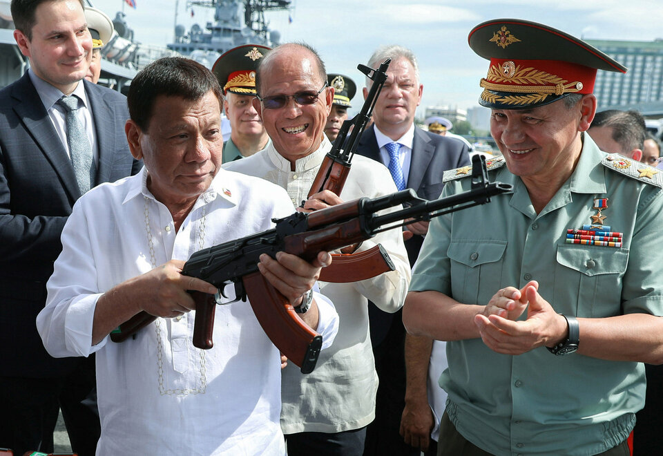 Philippine President Rodrigo Duterte (L) holds a AK-47 assault rifle as Russian Minister of Defense Sergei Shoigu looks on, during a inspection of donated firearms and trucks onboard the Russian destroyer Admiral Panteleyev docked at the port in Metro Manila, Philippines October 25, 2017.   (Reuters Photo/Malacanang Presidential Photo)