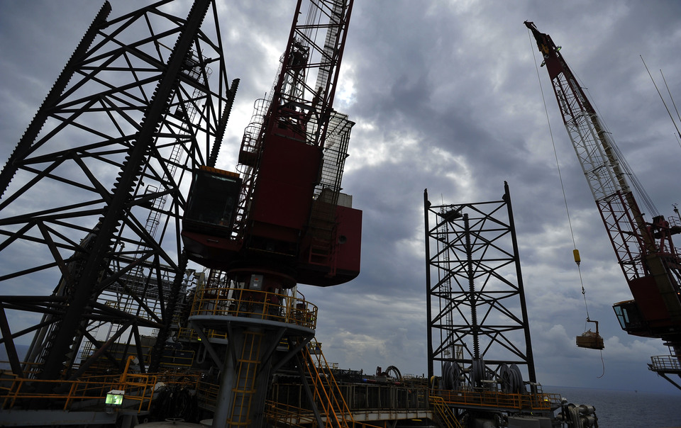 Italian multinational energy company Eni aims to start output of natural gas from its Merakes project offshore East Kalimantan in 2021, Deputy Energy Minister Arcandra Tahar said on Tuesday. (Antara Photo/Wahyu Putro A.)