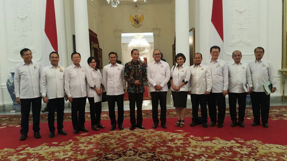 President Joko 'Jokowi' Widodo discussed various issues to boost economic growth and Indonesia's international competitiveness during a dialogue with representatives of the Indonesian Chambers of Commerce  and Industry, or Kadin, led by its chairman Rosan Roslani on Thursday (26/10). (Photo courtesy of Kadin)