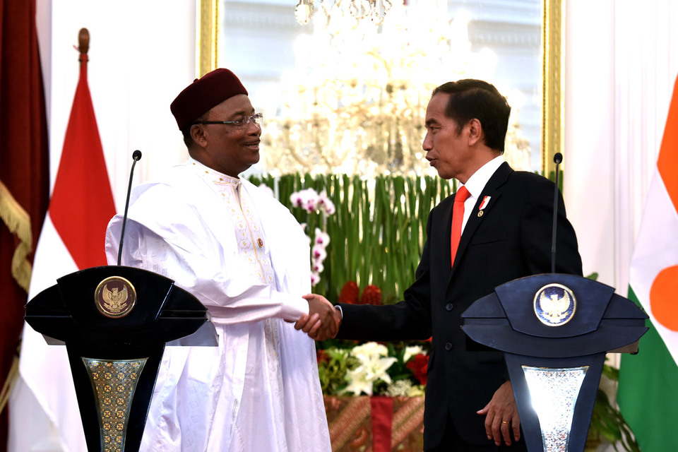 President Joko 'Jokowi' Widodo shakes hands with Niger's President Mahamadou Issoufou on Monday (16/10). (Photo courtesy of the Cabinet Secretariat)