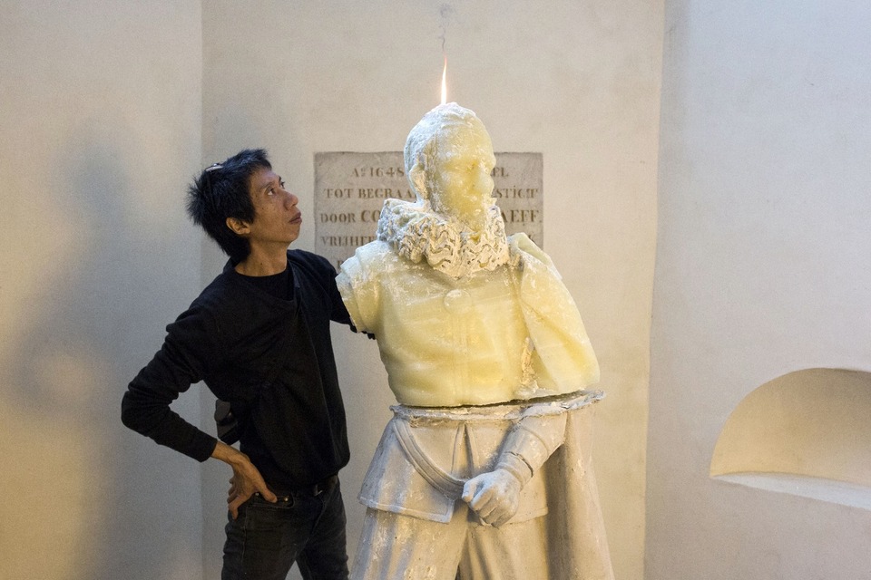 Indonesian artist Iswanto Hartono stands beside his sculpture of Dutch colonist Jan Pieterszoon Coen, displayed in an art exhibition in Oude Kerk Church, Amsterdam from September, 29 to November, 15. Iswanto's exhibition is a part of the biannual Europalia Arts Festival. (Photo courtesy of Maurice Boyer, an independent photographer)