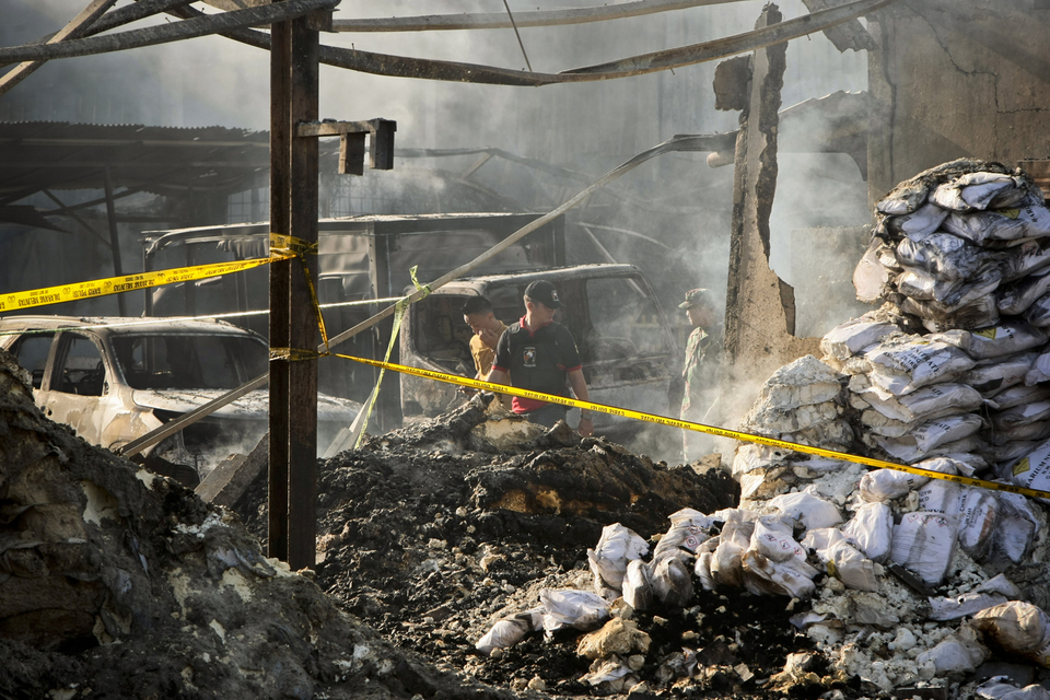 Police examine a fireworks factory gutted by fire in Tangerang, Banten. (JG Photo/Yudha Baskoro)