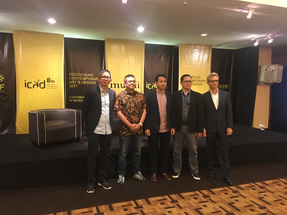 From left, Creative Economy Agency (Bekraf) vice chairman Ricky Pesik, Indonesian Association of Advertising Agencies (PPPI) chairman Charlie Aziz, Indonesian Film Producers Association (Aprofi) chairman Fauzan Zidny, Recording Company Association (Asiri) general manager Ventha Lesmana and Motion Picture Association (MPA) Asia-Pacific region communications vice president Stephen Jenner at the launch of the Infringing Website List in Kemang, South Jakarta, on Thursday (12/10). (Photo courtesy of MPA)