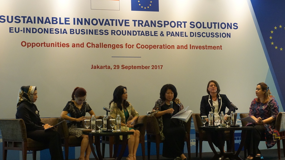 Indonesia's unique challenges in improving its transportation systems and providing effective means of connectivity across the archipelago must be addressed by involving more women in decision-making processes, women leaders in the transportation industry said on Friday (29/09). (JG Photo/Sheany)