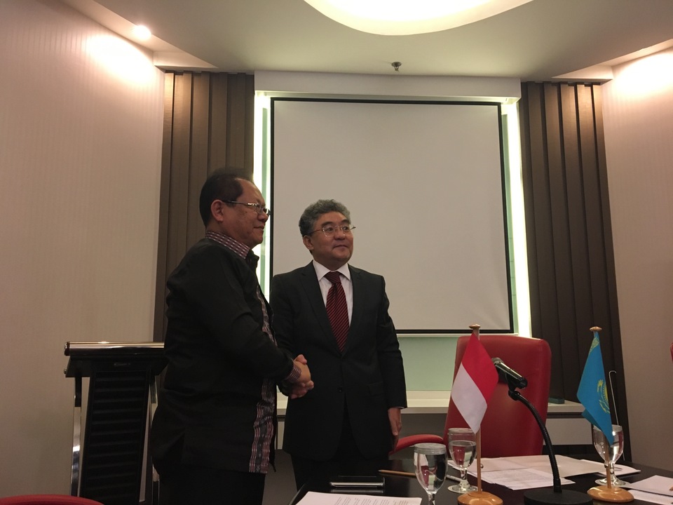 Foster Gultom, former Indonesian ambassador to Kazakhstan (left) and Kazakhstan's ambassador to Indonesia, Askhat Orazbay, during the launch of the Indonesia-Kazakhstan Friendship Club in Jakarta on Wednesday (11/10). (JG Photo)