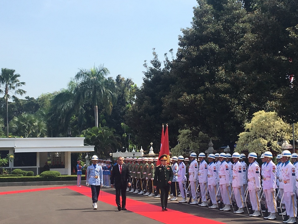 Defense Minister Ryamizard Ryacudu and his Vietnamese counterpart, Gen. Ngo Xuan Lich inspect a guard of honor ahead of their meeting in Jakarta on Friday (13/10). (JG Photo/Sheany)