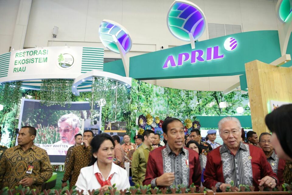 President Joko 'Jokowi' Widodo visits the April Group's booth during  the 32nd Trade Expo Indonesia in Tangerang, Banten, on Wednesday (11/10). (Photo courtesy of April)