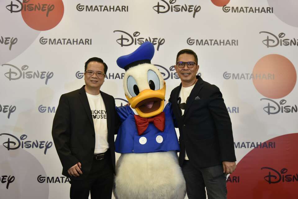 Christian Senjaya, Donald Duck and Herry Salim. (Photo courtesy of Matahari)