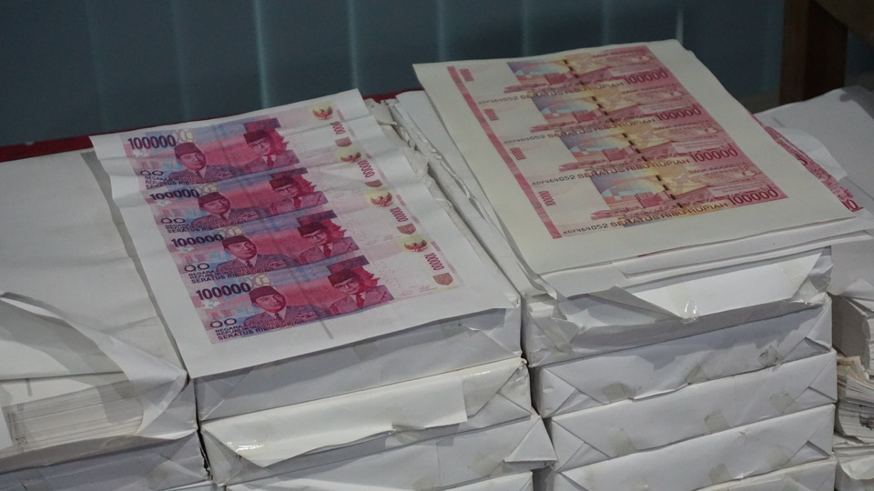 There are on average five counterfeit rupiah bills on every 1 million banknotes printed officially. (JG Photo/Sheany)