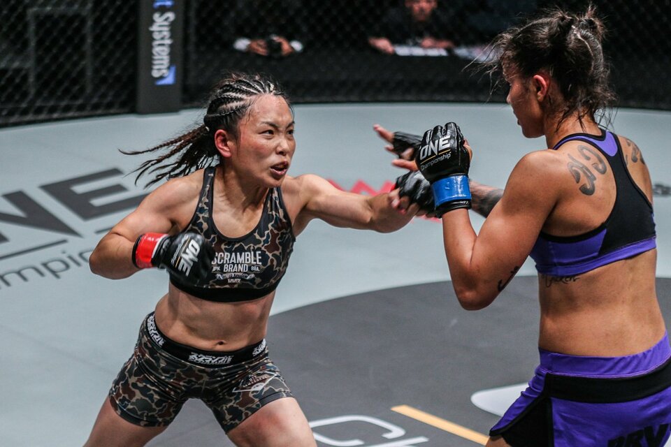 Japanese veteran champion Mei Yamaguchi (left) in a ONE Championship match against Istela Nunes on May 26. (Photo courtesy of ONE Championship)