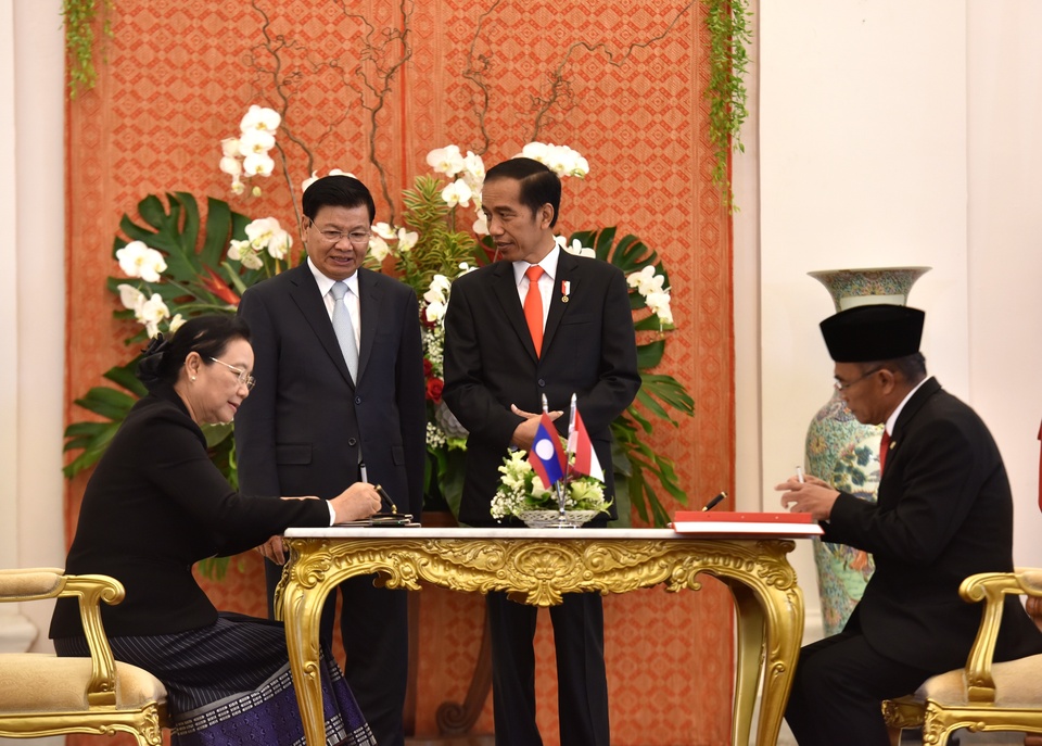 President Joko 'Jokowi' Widodo and Laotian Prime Minister Thongloun Sisoulith meet in Bogor, West Java, on Thursday (12/10). (Photo courtesy of the Cabinet Secretariat)