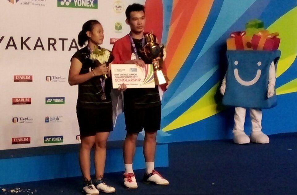 Indonesia's mixed doubles pair Rinov Rivaldy and Pitha Haningtyas Mentari pose after their victory. (Photo courtesy of PBSI)