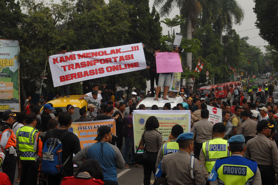 After conventional transportation drivers threatened to hold a mass strike, app-based ride-hailing services had to halt their operations in West Java. (Antara Photo/Budiyanto)