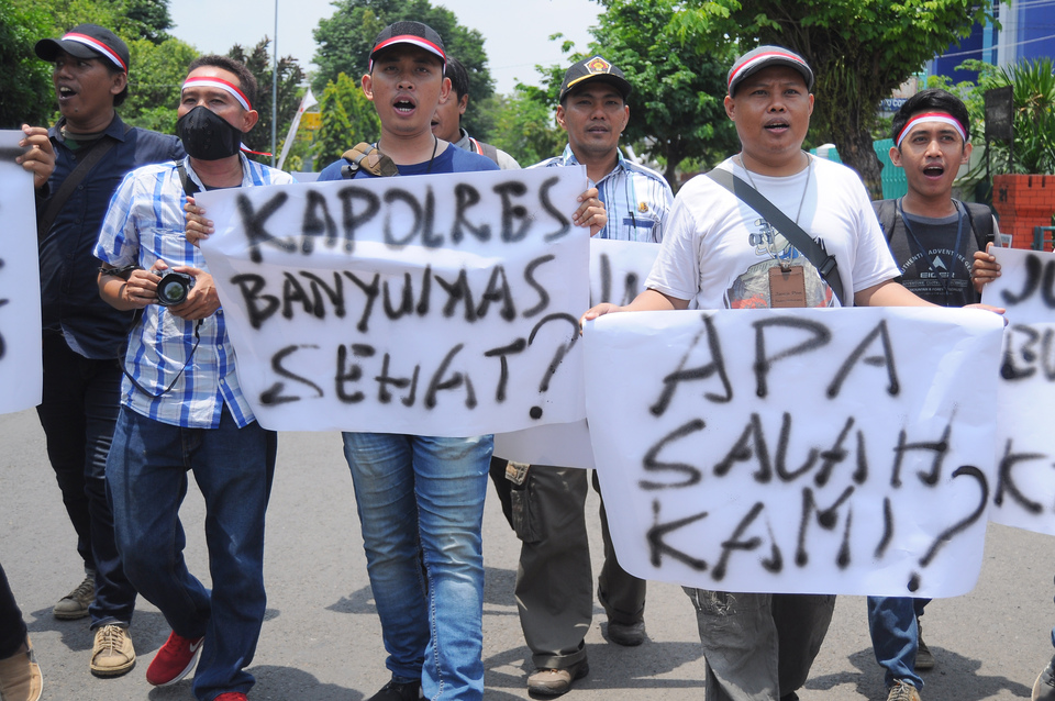 Journalists carry posters in Pekalongan, Central Java, on Tuesday (10/10) during solidarity action against the alleged violent attack on journalists in Banyumas district a day earlier. (Antara Photo/Harviyan Perdana Putra)