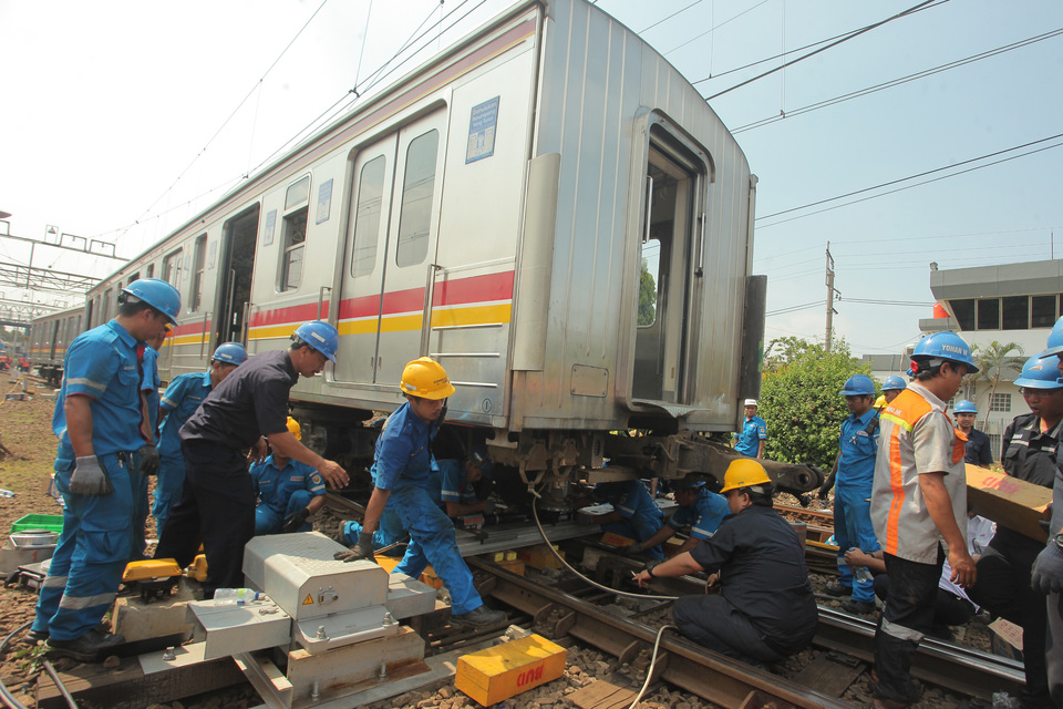  A commuter train derailed near Jatinegara station in East Jakarta on Monday (30/10), causing widespread delays, officials said. (Antara Photo/Muhammad Adimaja)