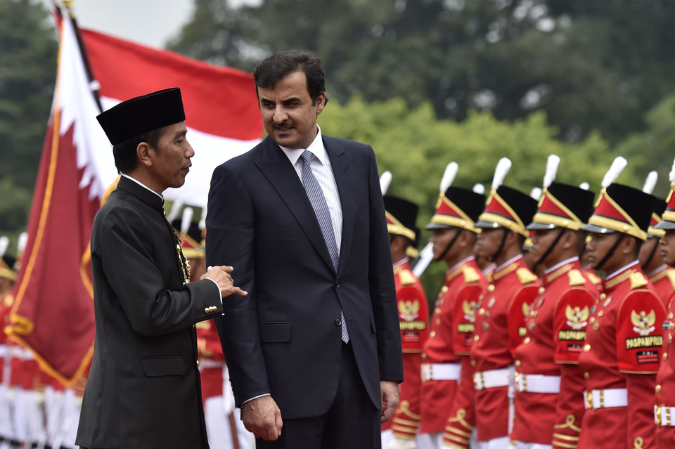 President Joko 'Jokowi' Widodo (left) with Emir Qatar Sheikh Tamim bin Hamad Al Thani of Qatar at the Bogor Palace in West Java on Wednesday (18/10). (Antara Photo/Puspa Perwitasari)