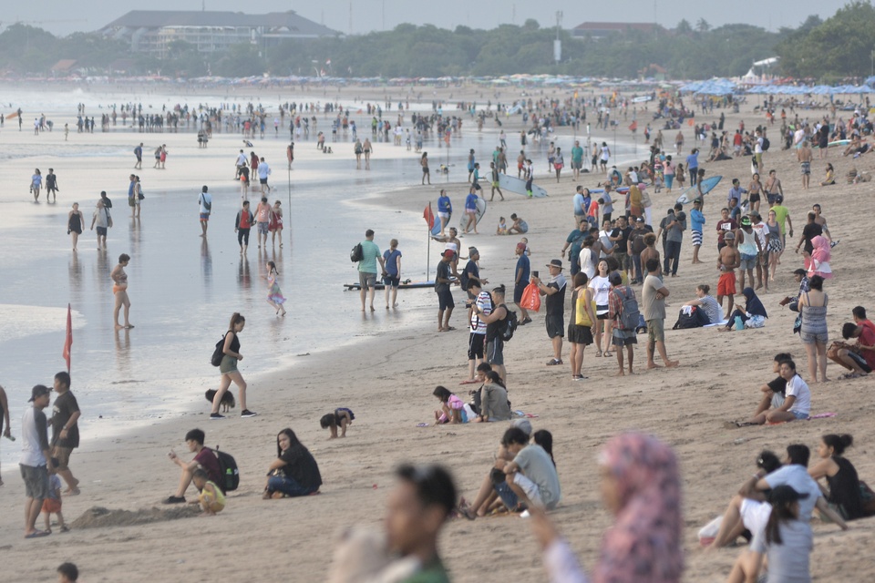 Tourism Minister Arief Yahya said that Bali is ready to welcome foreign tourists during peak travel season from the end of November to January 2018 to achieve the 2017 target of drawing 15 million tourists to Indonesia. (Antara Photo/Fikri Yusuf)