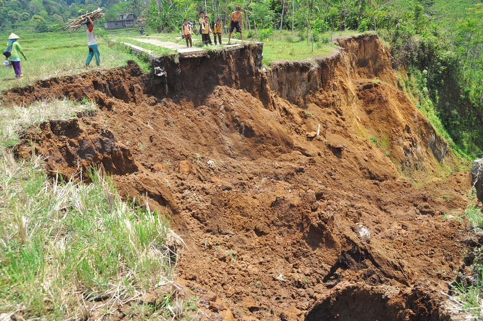Landslides claimed the most number of casualties compared to other natural disasters in Indonesia between 2014 and 2016. (Antara Photo/Anis Efizudin)