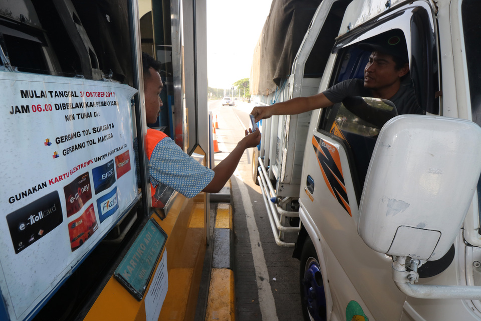Gates on 35 toll road across Indonesia will begin implementing electronic payment systems on Tuesday (31/10) as part of the government's national cashless initiative program and in an attempt to ease traffic on roads across the archipelago. (Antara Photo/Didik Suhartono)