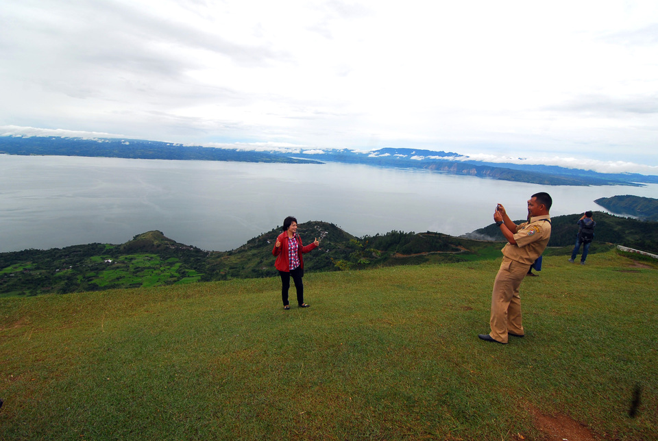 Lake Toba in North Sumatra is set to hold the running event Toba Cross Run, or TCR, 2017 on Oct. 28, which will feature awe-inspiring views of popular tourism spots in the area. (Antara Photo/Lucky R)