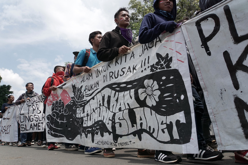 Residents and students took to the streets of Purwokerto, Central Java, on Monday (09/10) to protest the development of a geothermal power plant in Baturraden, at the foot of nearby Mount Slamet. (Antara Photo/Idhad Zakaria)