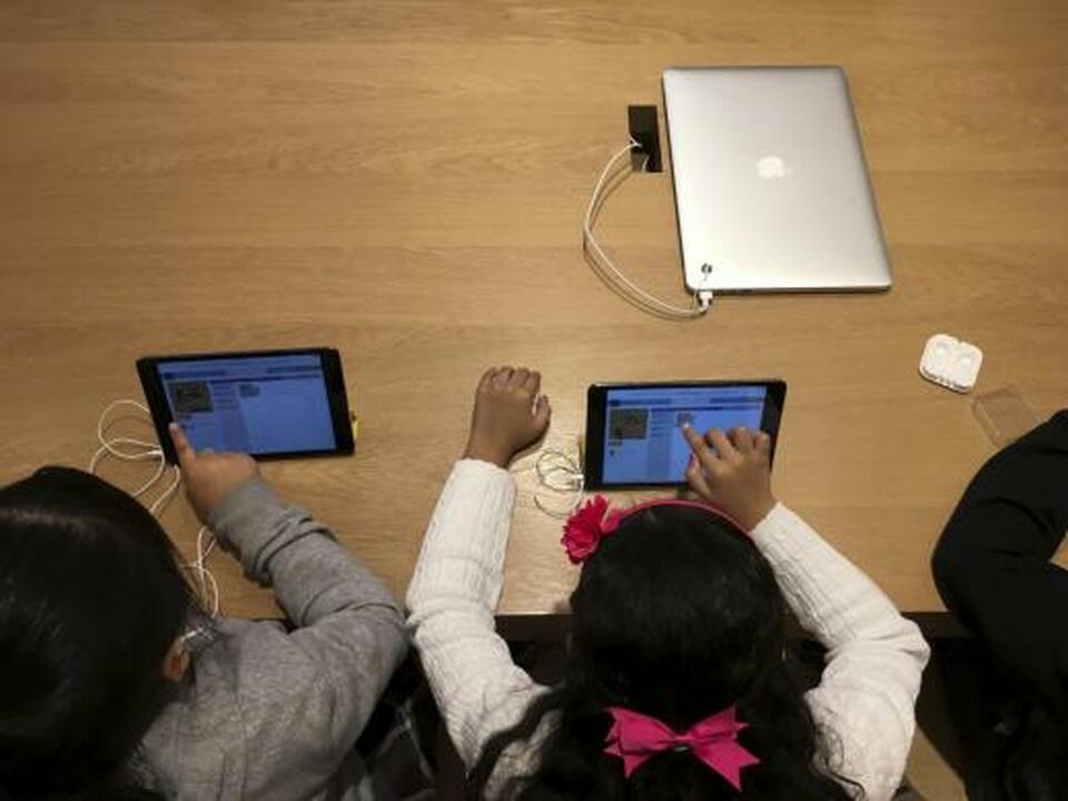 Rising internet use in Southeast Asia is fueling the spread of material that is abusive and sexually exploitative of children, particularly as growing numbers of young people put footage of themselves online, an Australian police expert said on Tuesday (17/10).  (Reuters Photo/Carlo Allegri)