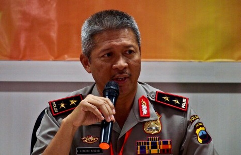 Central Java Police chief Insp. Gen. Condro Kirono speaks at a press conference on Wednesday (11/10). (Antara Photo/R. Rekotomo)