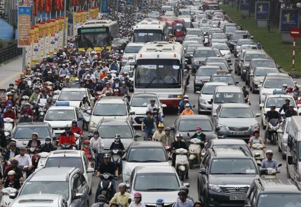 The world's transportation networks are lagging behind booming demand, and countries risk missing key development goals if access to jobs, markets and health care is jeopardized, the World Bank, United Nations and other agencies said on Thursday (19/10). (Reuters Photo/Kham)