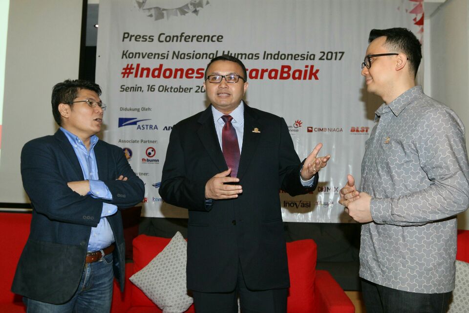 Perhumas chairman Agung Laksamana talks speaks at a press conference on Monday (16/10). (GA Photo/Defrizal)