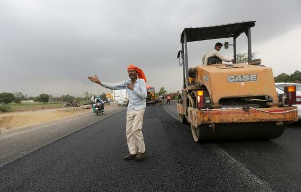 India should use its biggest investment in road construction to make its roads safer and build them cheaper with a home-grown technology that salvages plastic waste, analysts said. (Reuters Photo/Adnan Abidi)