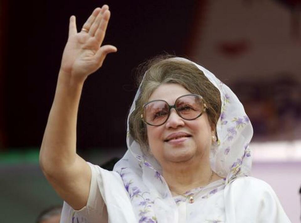 Bangladesh's opposition leader, former prime minister Khaleda Zia, returned home on Wednesday (18/10) to a rapturous welcome from her supporters after more than three months away for medical treatment in Britain.  (Reuters Photo/Andrew Biraj)