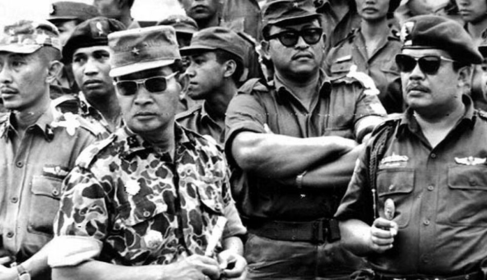 File photo: Soeharto is accompanied by high-ranking military officers in Jakarta in 1965. (Photo courtesy of the US National Security Archive)