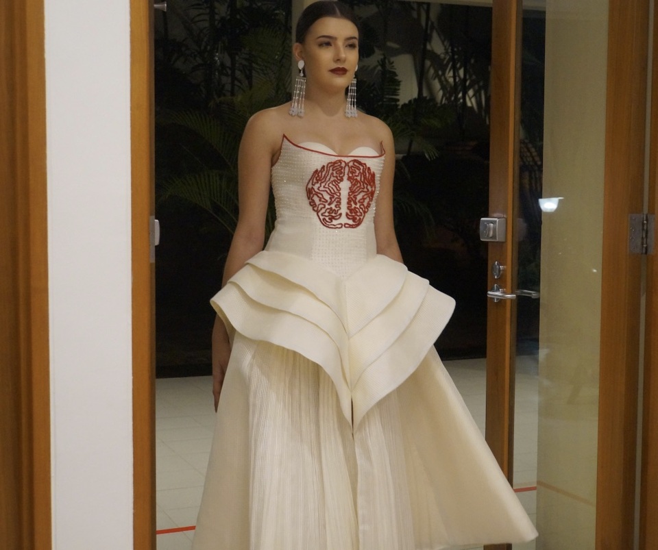 One of Anthony Tandiyono's dresses showcased at the mini-runway show held at the residence of Australian Ambassador to Indonesia Paul Grigson in Menteng, Central Jakarta, on Monday (23/10). (JG Photo/Dhania Sarahtika)