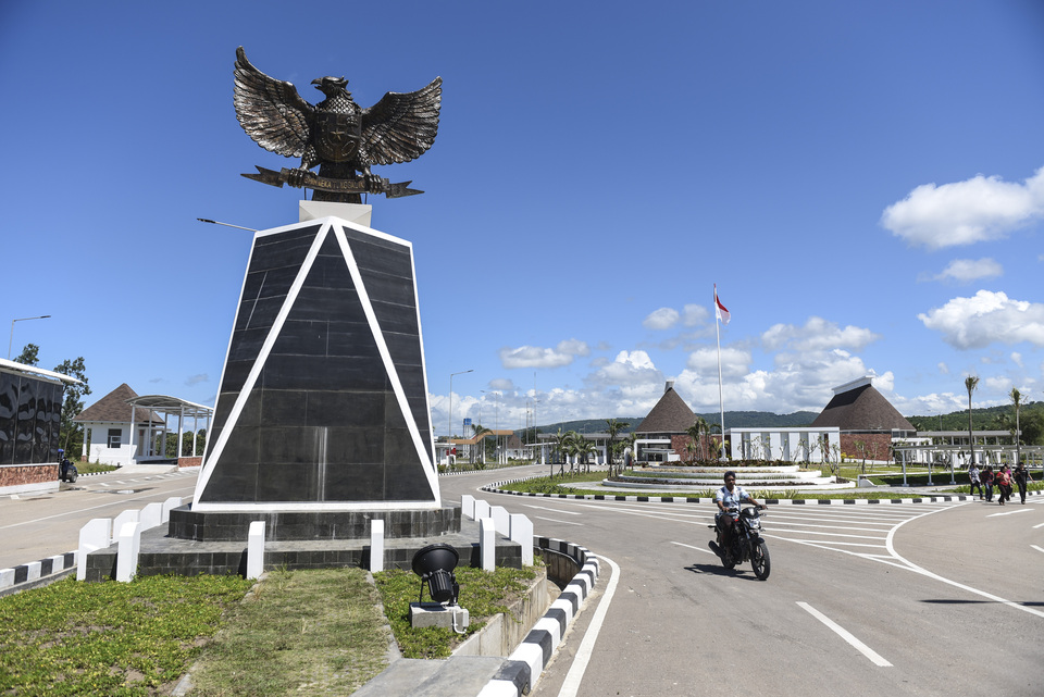 Atambua International Motocross 2017 was held at the Haliwen Circuit in Atambua, Belu, East Nusa Tenggara, bordering East Timor on 11-12 November, and saw more than 113 racers participate.  (Antara Photo/Hafidz Mubarak A.)