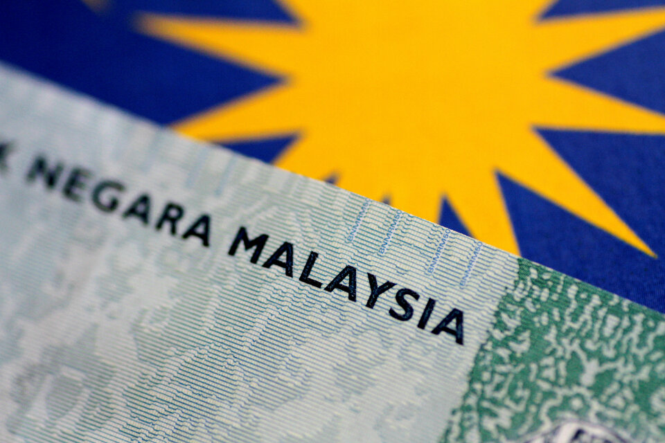 Malaysia's central bank left its benchmark rate unchanged on Thursday (09/11), but raised the possibility it may review monetary accommodation to adapt to improving economic conditions in the country and globally.  (Reuters Photo/Thomas White)